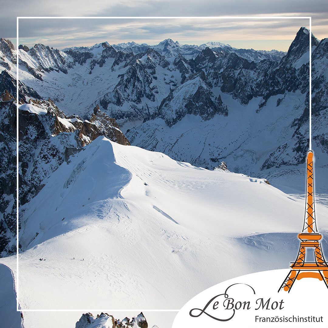L’une des plus belles vues des Alpes françaises se trouve à presque 4000 mètres d’altitude, le Massif du Mont Blanc 🏔❄️ Venez admirer la Vallée Blanche et profitez d’une balade dans la belle ville de Chamonix. 
@mllelaphotographe 
#chamonix #montblanc #valleeblanche #savoie #winter #freeride #skifrance #lebonmot #nature #frenchalps #aiguilledumidi
